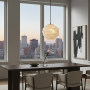 Lámpara colgante TAISEKI en negro con pantalla Lumikino en el comedor de un apartamento de Nueva York.