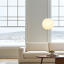 Lámpara colgante Zukr con cable blanco en salón luminoso