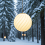 Zukr Pendelleuchte und im Hintergrund romantische Winterlandschaft