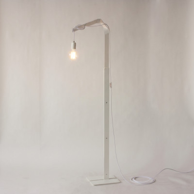 White Taiseki floor lamp with a white fabric cable and E27 socket – extended to half height