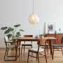 Große Lumikino Pendelleuchte mit weißem Textilkabel in einem Esszimmer im Midentury-Stil und Midcentury Essgruppe
