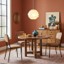 Lámpara colgante Lumikino sobre una mesa de comedor redonda en un apartamento boho chic.