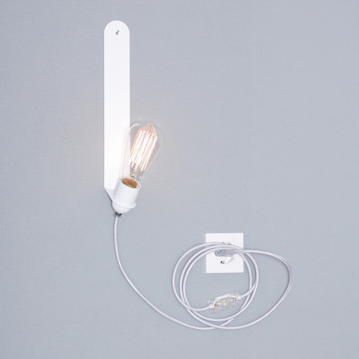 Wandleuchte in weiß mit Edison Glühbirne