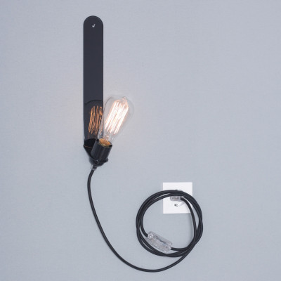 Wandleuchte in schwarz mit Edison Glühbirne