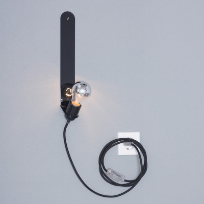 Moderne Wandleuchte in schwarz mit langem Textilkabel und mit verspiegelter Birne