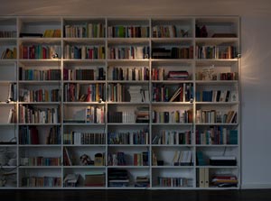 Bücherregal mit Beleuchtung der Skipper Lampen